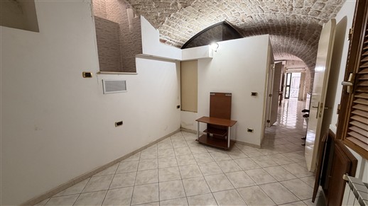 Centrale e Caratteristica Casa In Ottime Condizioni e Completamente in Pietra.